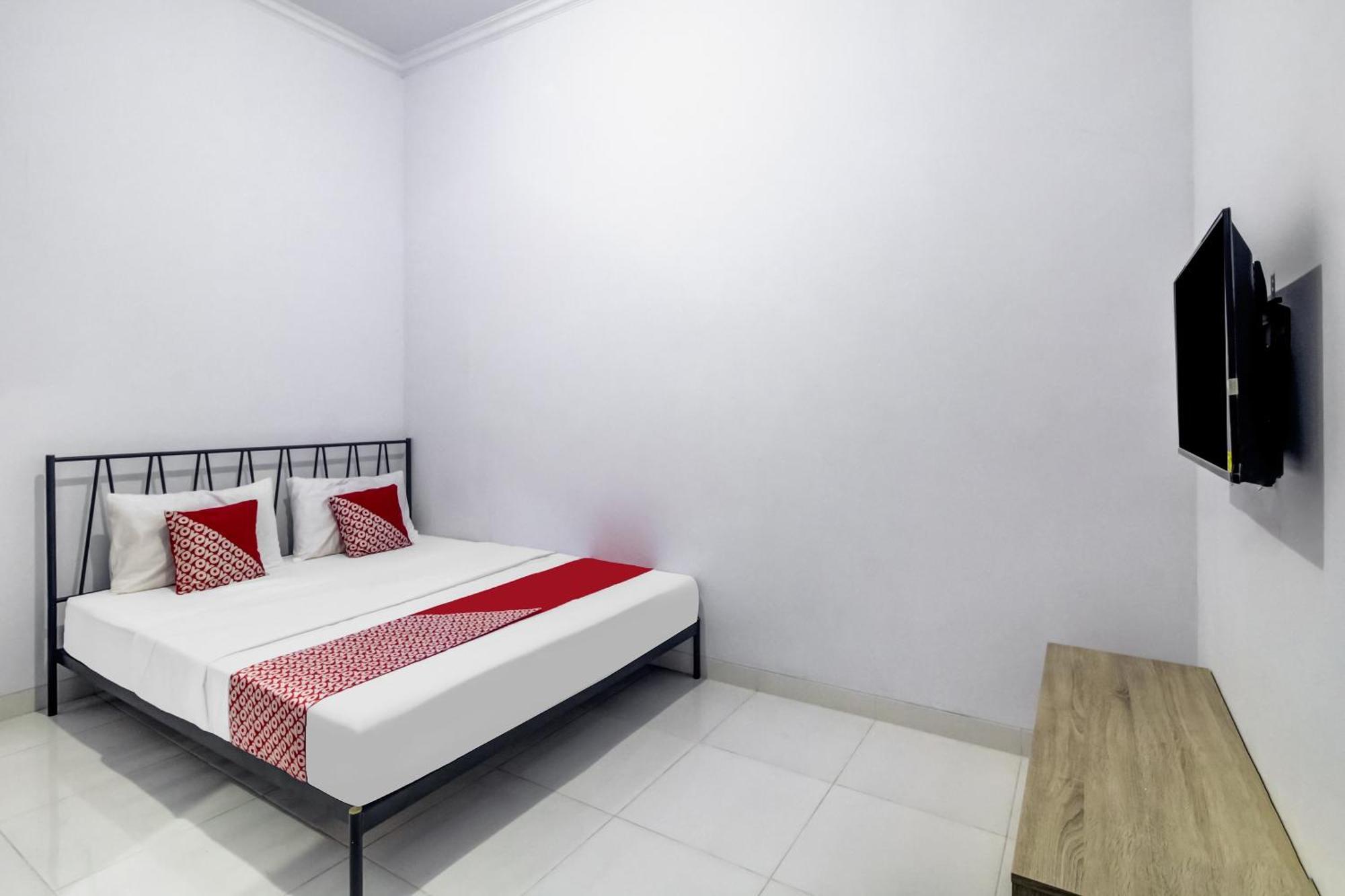 Oyo 91243 Bina Syariah Guest House Cirebon Exterior foto