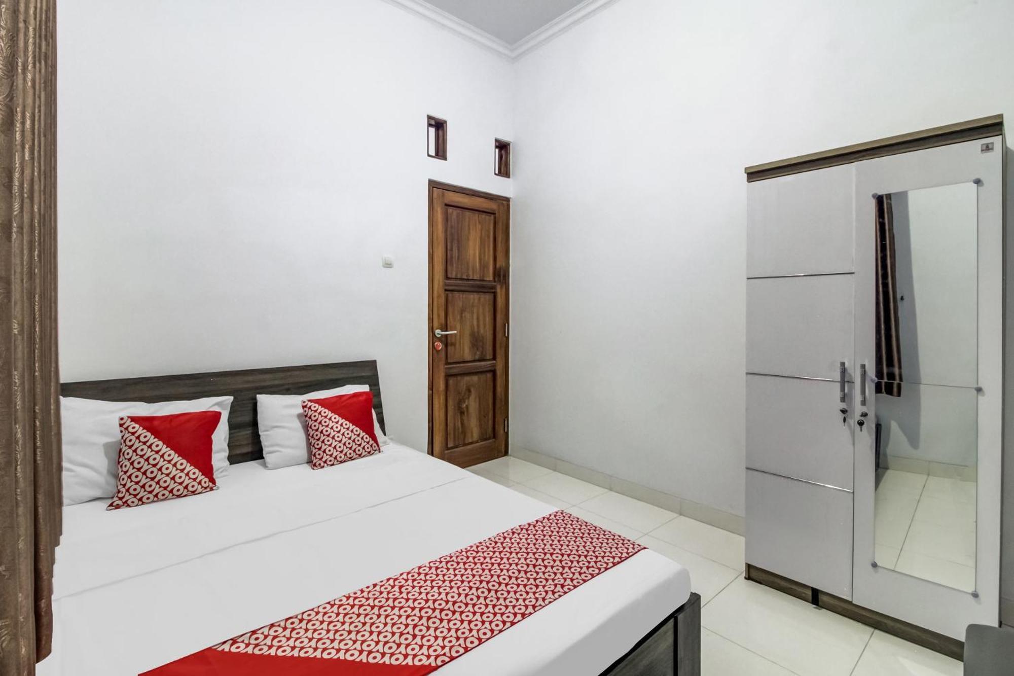Oyo 91243 Bina Syariah Guest House Cirebon Exterior foto