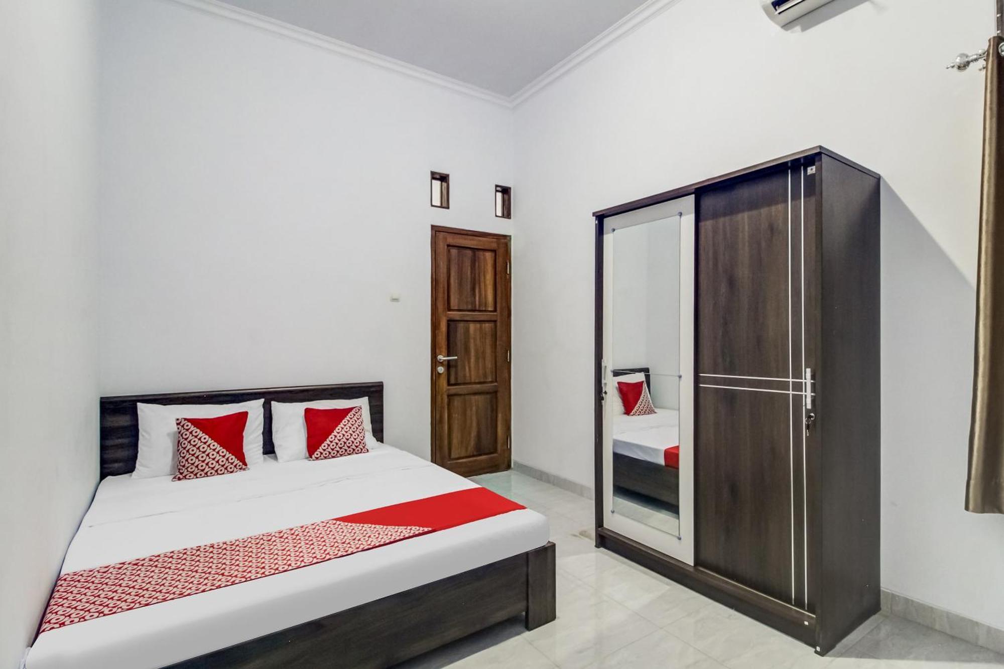 Oyo 91243 Bina Syariah Guest House Cirebon Exterior foto