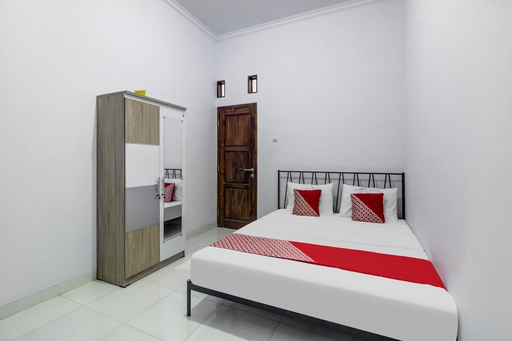 Oyo 91243 Bina Syariah Guest House Cirebon Exterior foto