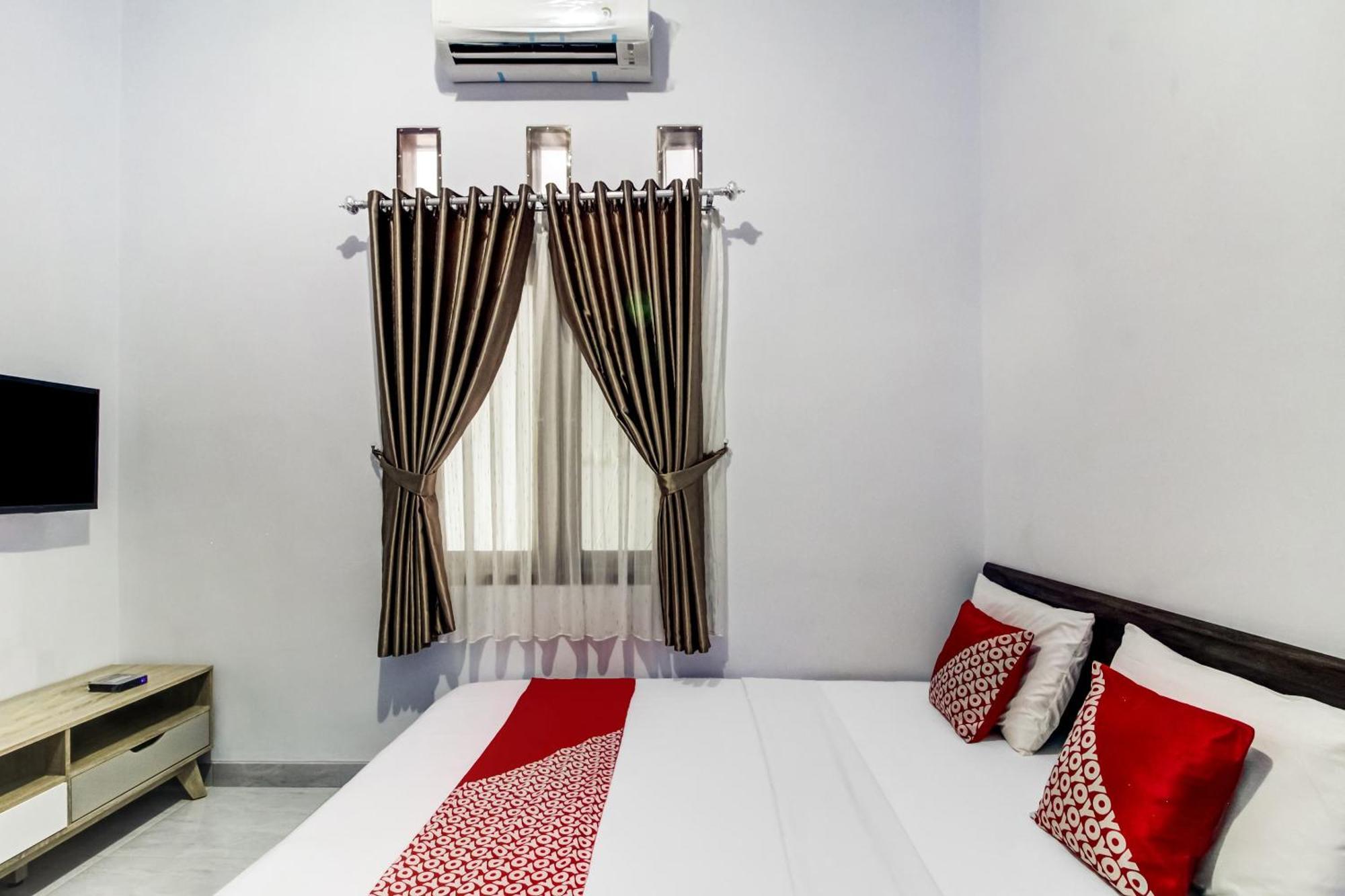 Oyo 91243 Bina Syariah Guest House Cirebon Exterior foto