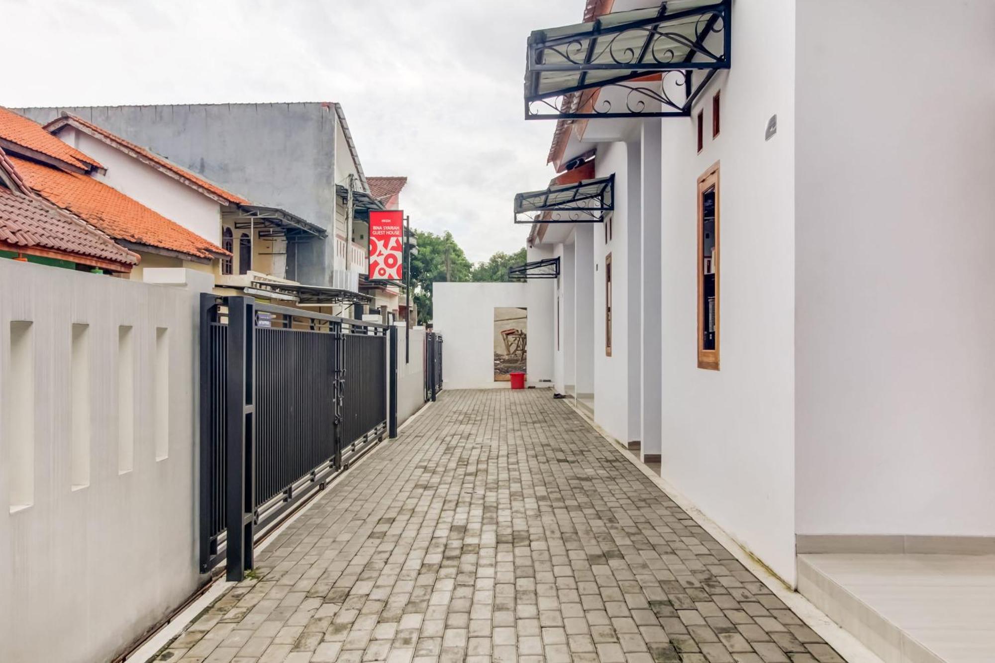Oyo 91243 Bina Syariah Guest House Cirebon Exterior foto