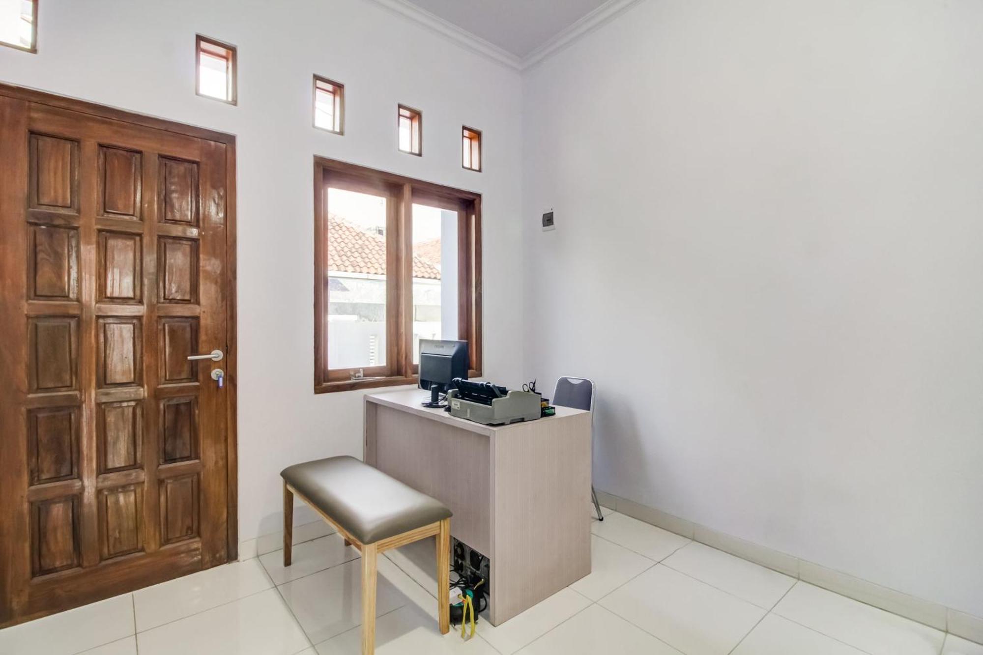 Oyo 91243 Bina Syariah Guest House Cirebon Exterior foto