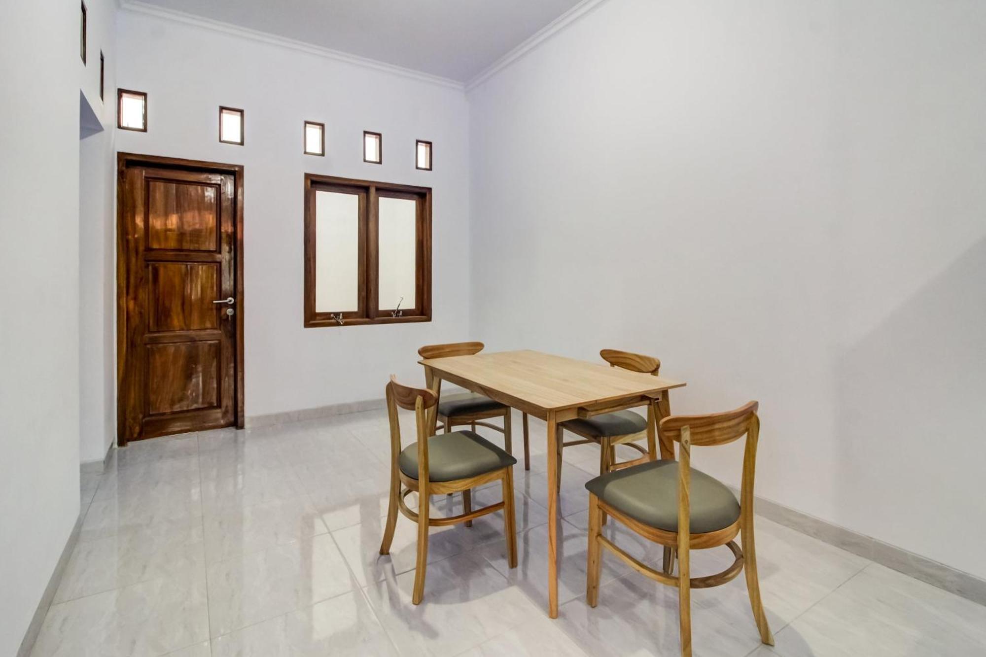 Oyo 91243 Bina Syariah Guest House Cirebon Exterior foto