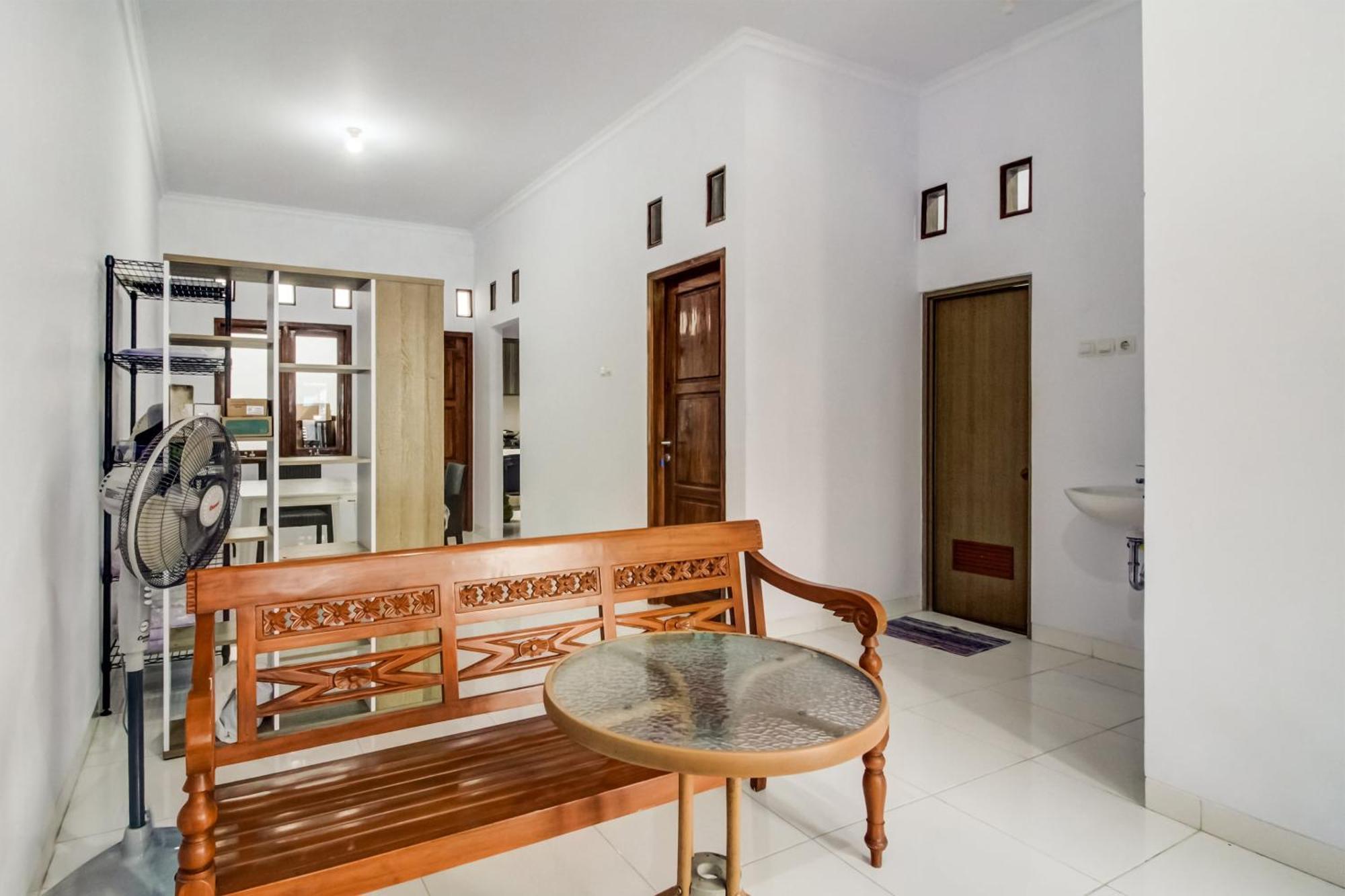 Oyo 91243 Bina Syariah Guest House Cirebon Exterior foto