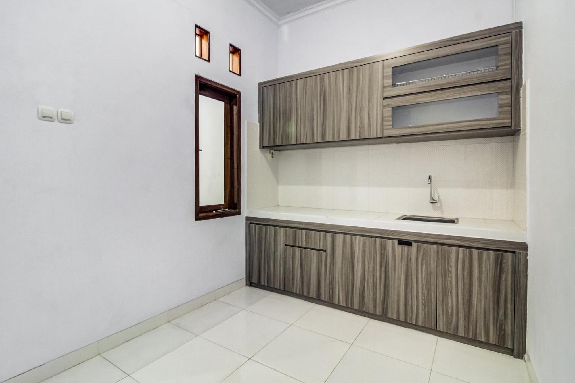 Oyo 91243 Bina Syariah Guest House Cirebon Exterior foto