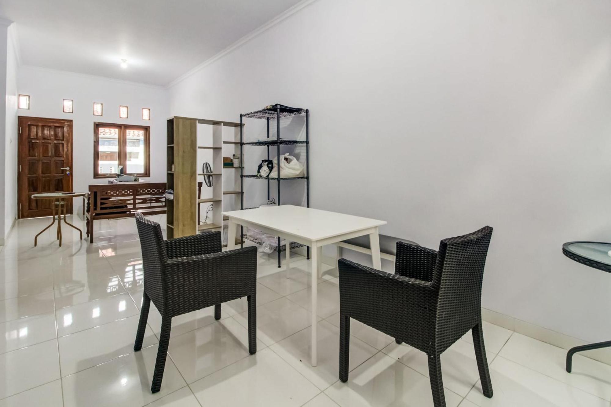 Oyo 91243 Bina Syariah Guest House Cirebon Exterior foto