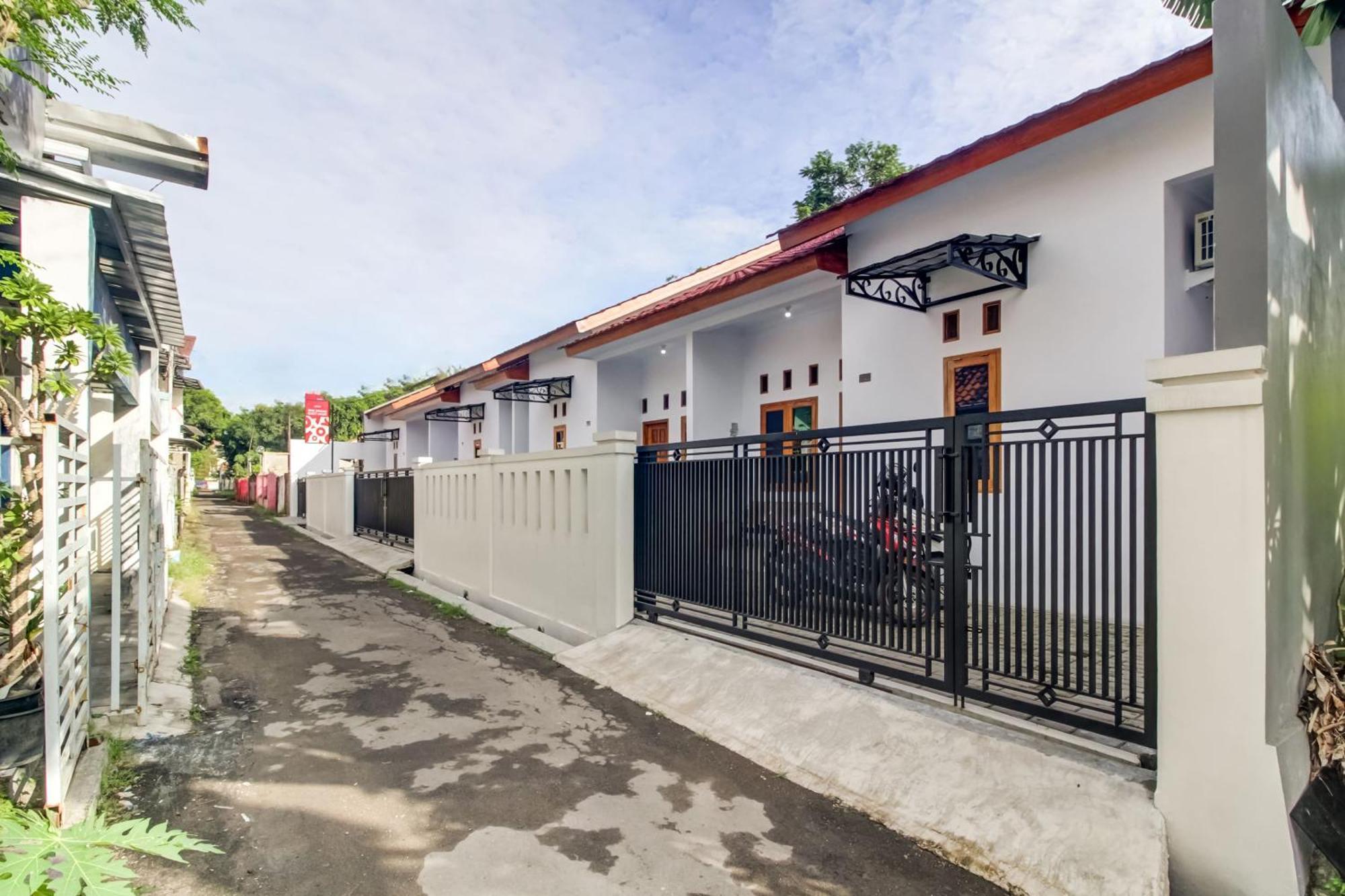 Oyo 91243 Bina Syariah Guest House Cirebon Exterior foto