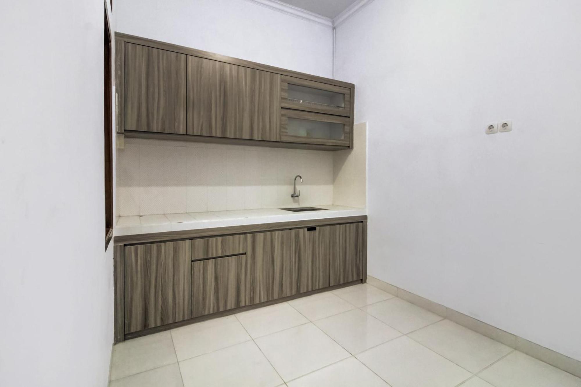 Oyo 91243 Bina Syariah Guest House Cirebon Exterior foto