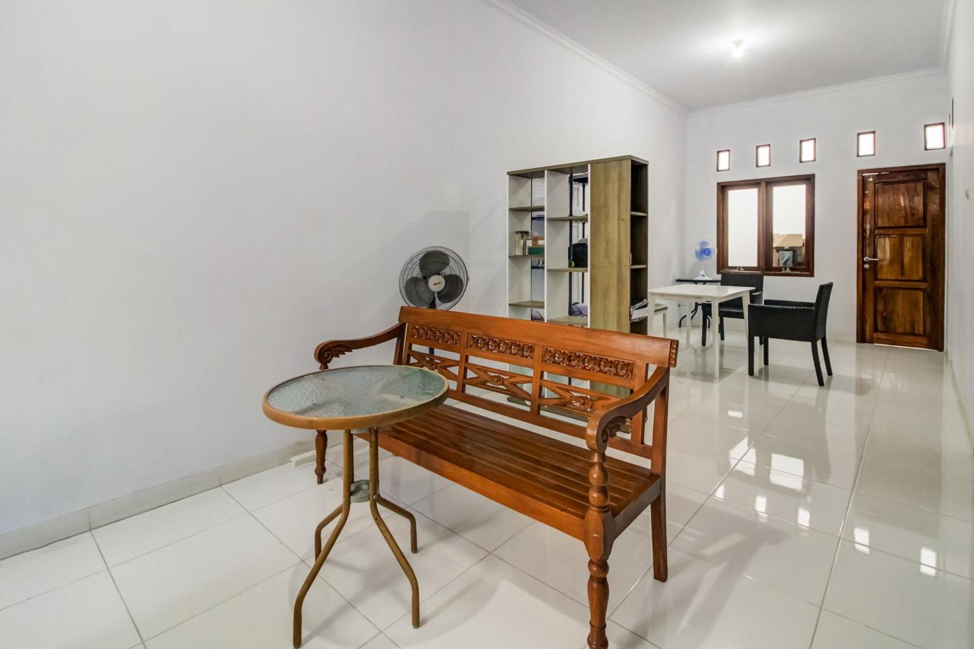 Oyo 91243 Bina Syariah Guest House Cirebon Exterior foto