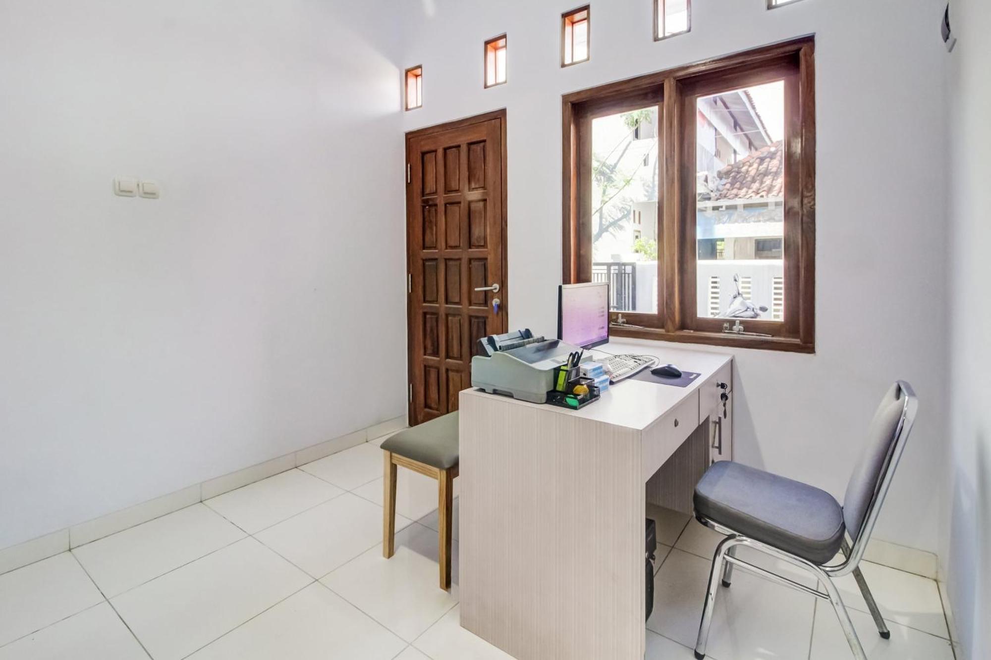 Oyo 91243 Bina Syariah Guest House Cirebon Exterior foto