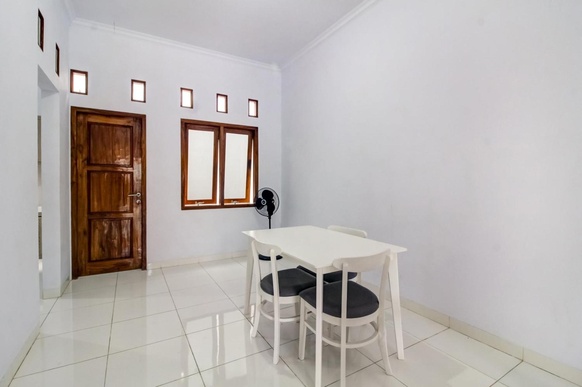 Oyo 91243 Bina Syariah Guest House Cirebon Exterior foto
